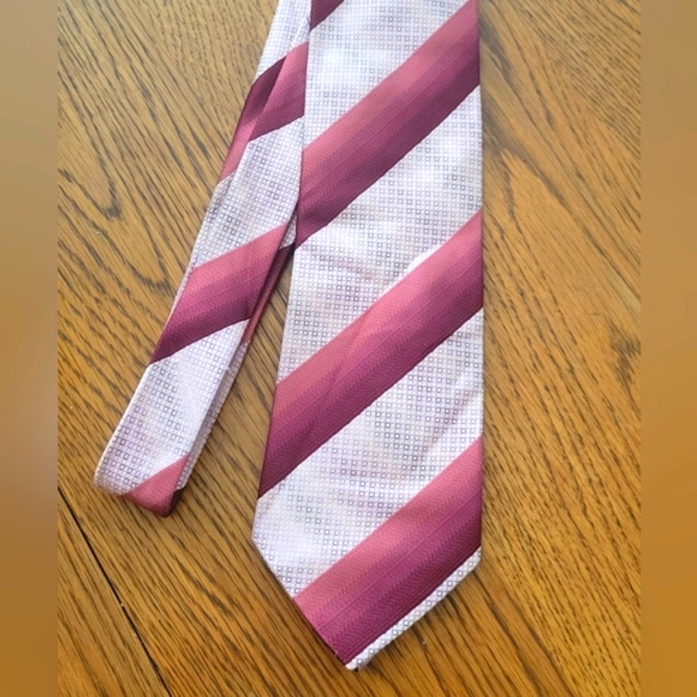 Kenneth Cole Men's 100% Silk Tie Pink Striped Pattern ~ Designer Men's Silk Tie